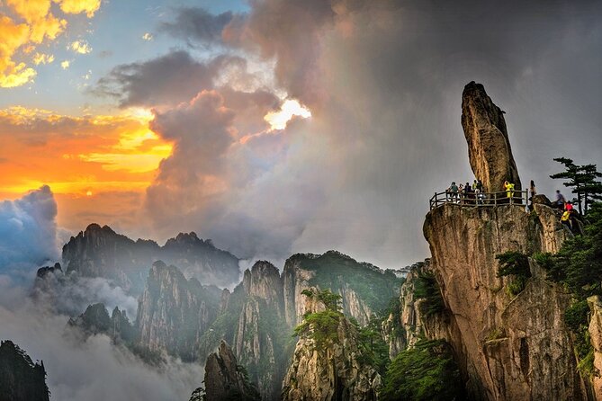 1-Day Mt. Huangshan Tour with Optional Hongcun & Xidi Village - White Goose Peak, the East Sea of Clouds moment