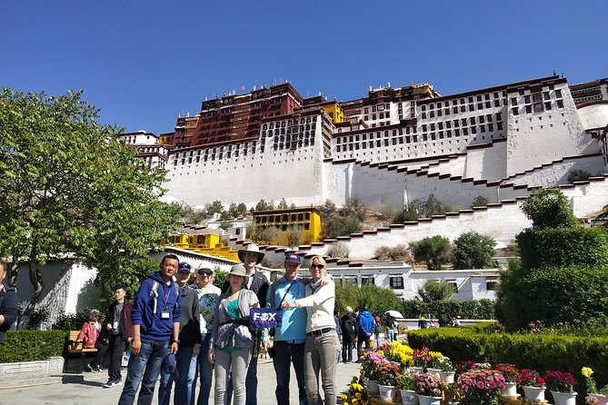 4 Days Lhasa Impression Small Group Tour - Day 1: Arrival, downtown transfer, and a welcome dinner