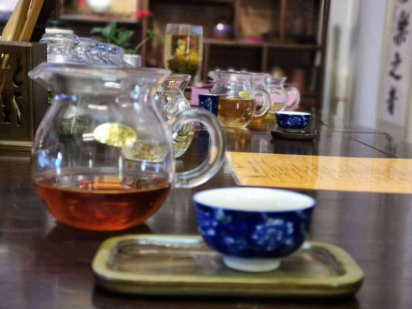 4-Hour Shanghai Best Garden and Temple Tour with Tea Tasting - Old Town Bazaar and the Qing Dynasty streets you can actually use