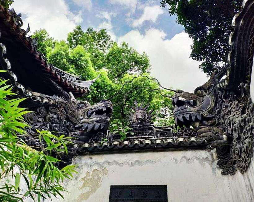 4-Hour Shanghai Best Garden and Temple Tour with Tea Tasting - The real-world feel: private group, English guide, and smooth flow
