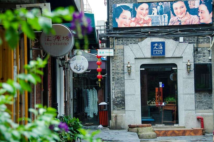 4-Hour Shanghai City Private Tour by German-Speaking Guide - The Bund river walk: skyline views plus old Shanghai landmarks