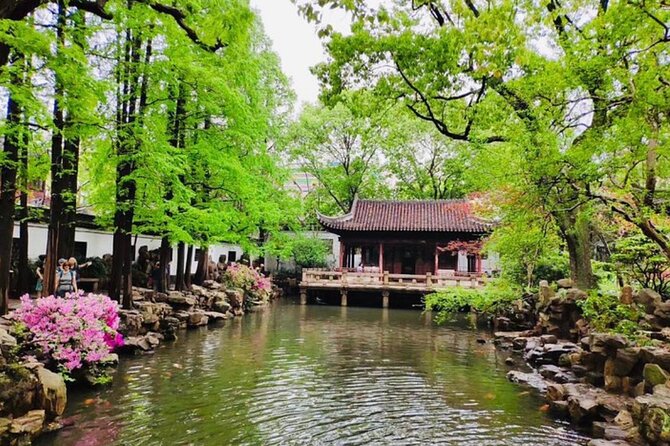 4-Hour Shanghai Highlight Tour: Yu Garden and Jade Buddha Temple - Meeting Your Guide and Getting There From Your Hotel