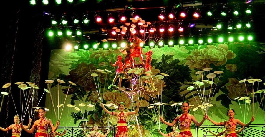 Beijing: Acrobatic Show with Peking Duck Dinner Private Tour - Acrobatics at Red Theater, the part that steals the show