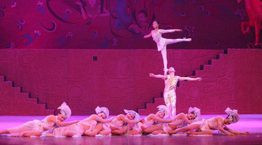 Beijing: Acrobatic Show with Peking Duck Dinner Private Tour - Meeting in your hotel, then choosing how you get to the theater