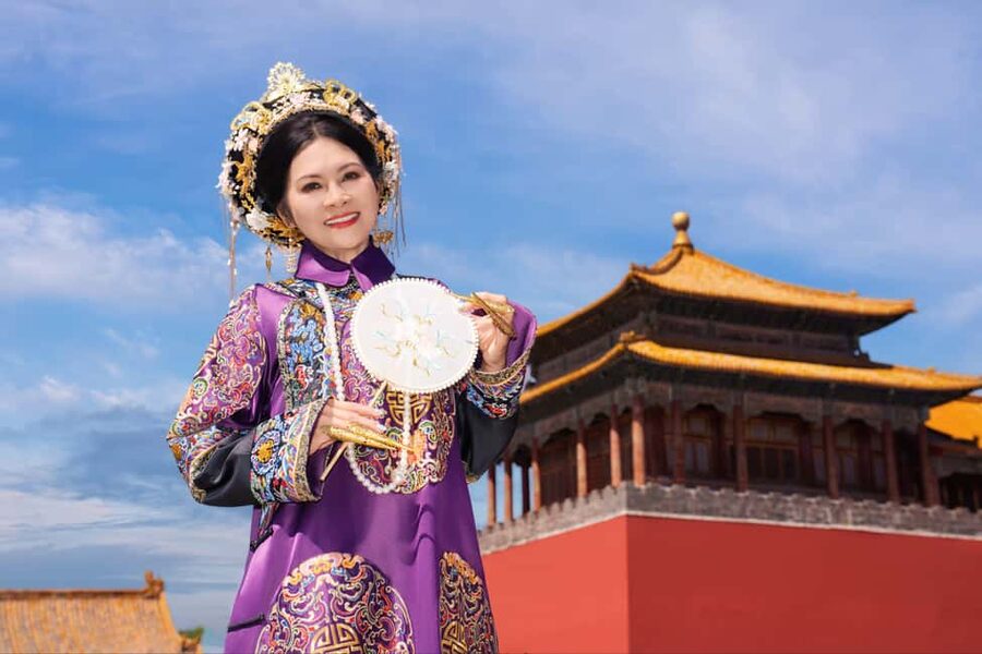 Beijing: Explore the Forbidden City in Hanfu - Entering the Forbidden City with a guide who explains what you’re seeing