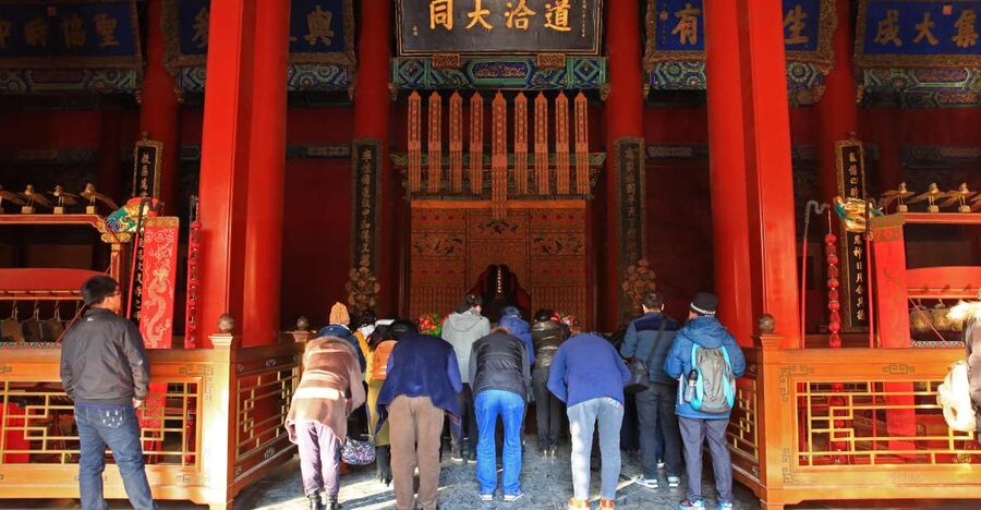 Beijing: Lama Temple, Confucius Temple and Guozijian Museum - What I love about the worship-and-statues combo here
