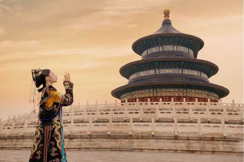 Beijing: Traditional Chinese Costume Makeover & Photo Shoot - Scenic locations in Hanfu: posing help and transfer choices