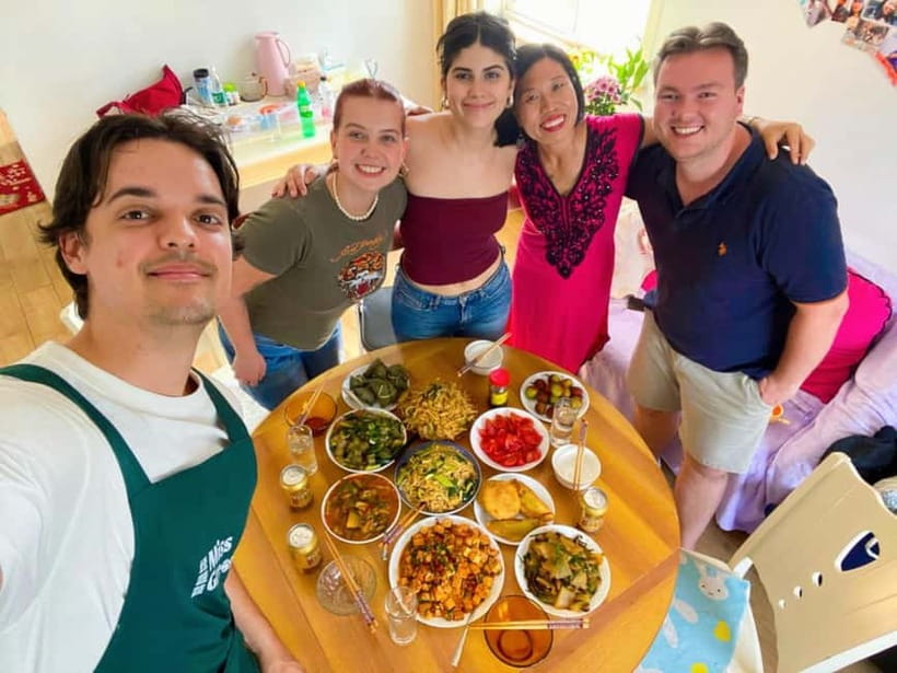 Beijing: Vegan Home Cooking & Local Market Tour with Sanxia - From shopping bag to cozy apartment kitchen