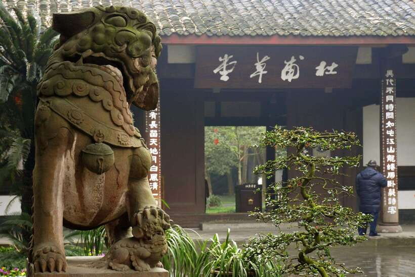 Chengdu: Du Fu Thatched Cottage Museum Ticket for Adult - Following the main axis: Front Gate to Poetry History Hall