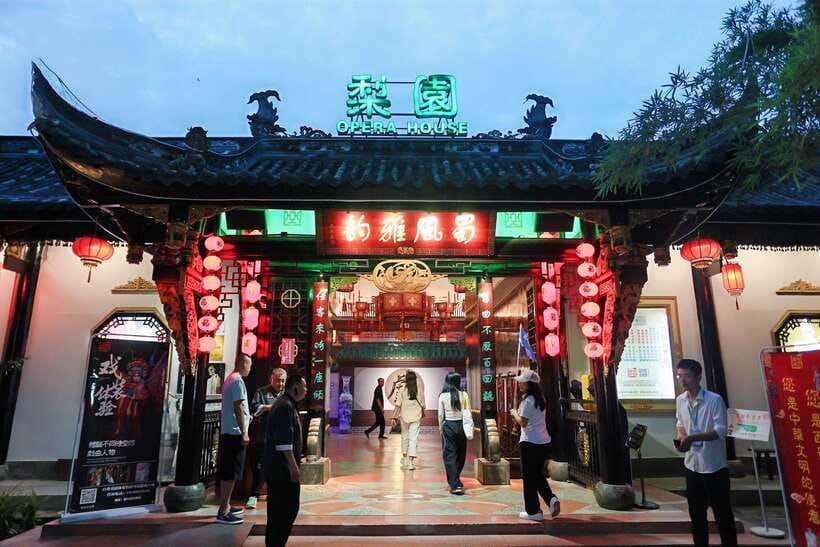Chengdu: Sichuan Opera Face-Changing and Acrobatics Show - Key Points Before You Go