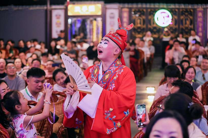 Chengdu: Sichuan Opera Face-Changing and Acrobatics Show - Language Barriers: How Much You Need to Understand