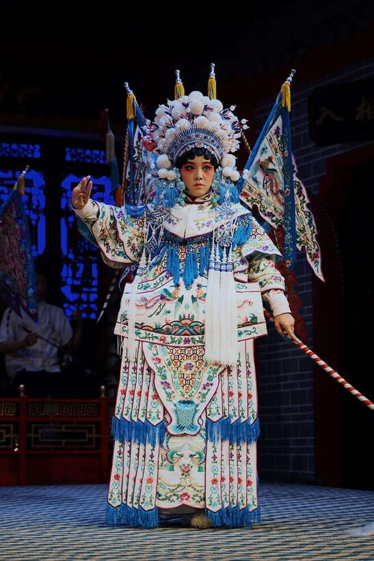 Chengdu: Sichuan Opera Show Ticket - Shu Feng Ya Yun - A night at Shu Feng Ya Yun, tea in hand