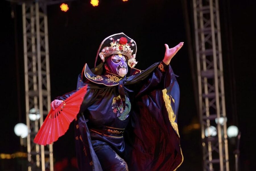Chengdu: Sichuan Opera Shu Feng Yan Yun Evening Show Ticket - Hand Puppets, Masks, and Audience Interaction