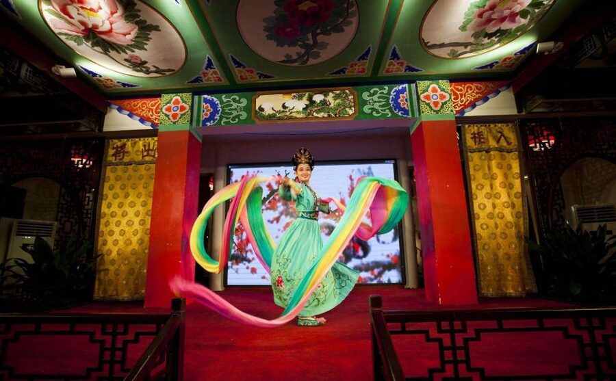 Chengdu: Sichuan Opera Shu Feng Yan Yun Evening Show Ticket - VIP Options: Ear Cleaning, Massage, and Dressing Up