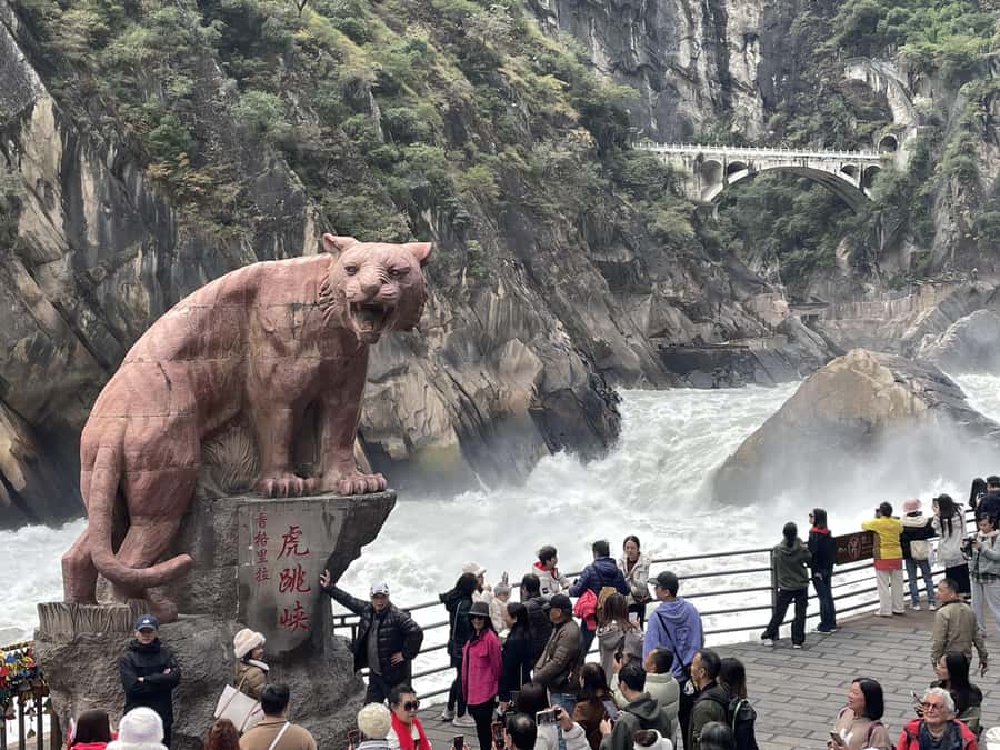 China Shangri-La Tiger Leaping Gorge : A Canyon Adventure - The Day Starts With the Yangtze’s Famous First Bend