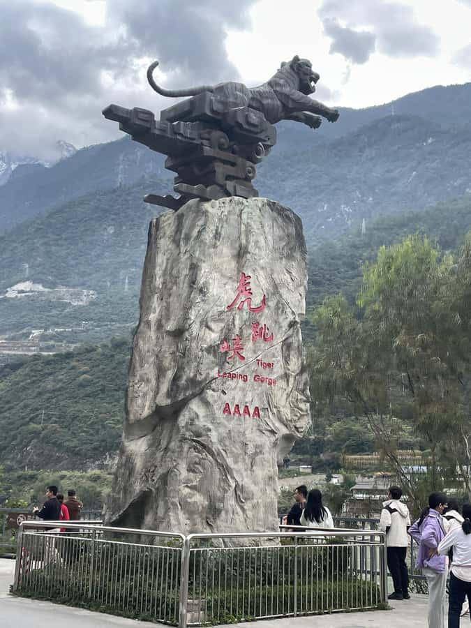 China Shangri-La Tiger Leaping Gorge : A Canyon Adventure - The Plank Road Feeling: Close Views, Big Sensations