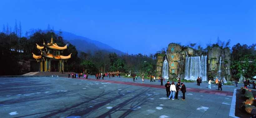 From Chengdu: Mount Emei Day Trip with Golden Summit Visit - Baoguo Temple: porcelain Buddha, 25-ton bronze bell, and temple ground time