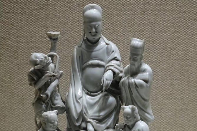 Full-Day Private Tour Panjiayuan Antique Market and Beijing Capital Museum - What makes the guides stand out, and why it matters