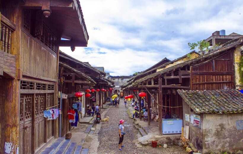 Guilin: Elephant Trunk Hill, Reed Flute Cave & Daxu Old Town - Reed Flute Cave (Ludi Yan): rock formations with a display twist