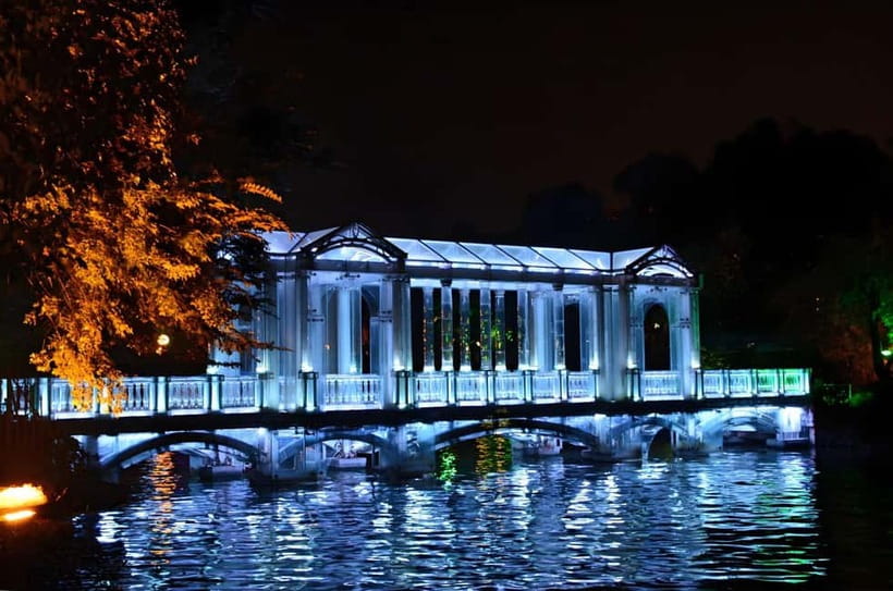 Guilin: Night Cruise on Two Rivers & Four Lakes with Lights - The AC cabin with 360-degree windows, and the smartest way to sit