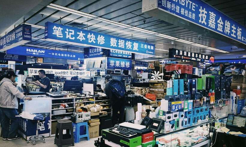 Huaqiangbei Insider Tour: Explore Shenzhen’s Tech Wonderland - Tech Demos and Futuristic Stops That Add Context