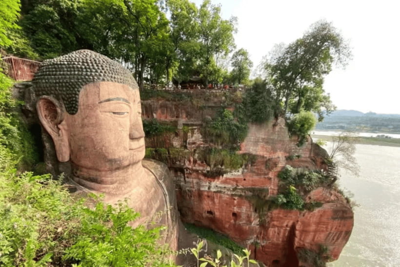 Leshan Giant Buddha Tour: Discover Ancient Stone Masterpiece - Paths Along the Cliff, Plank Road, Guardian Kings, and Pavilions