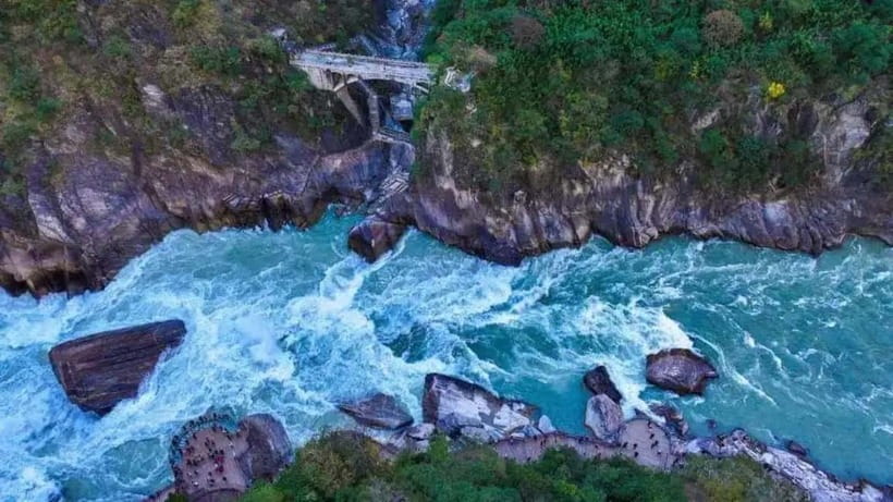 Lijiang to Shangri-La HuXiang Road Private Scenic Tour - Dukezong Ancient Town: Stone Streets, Prayer Flags, and Tibetan Architecture