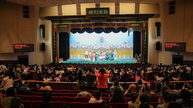 Liyuan Theater Beijing Opera Show Tickets - From lobby to your seat: what the staff handoff actually feels like
