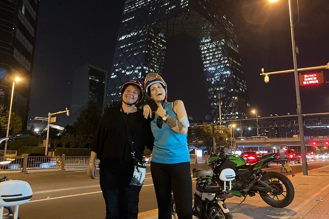 Modern Beijing Discovery by Bike - Stop 5: CCTV New Mansion, The Pants close-up