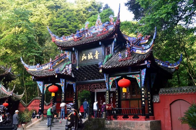 Mount Qingcheng and Dujiangyan Irrigation System Private Day Tour from Chengdu - Qingcheng Mountain: Taoist Temples, Yuecheng Lake, and the Hike Choice