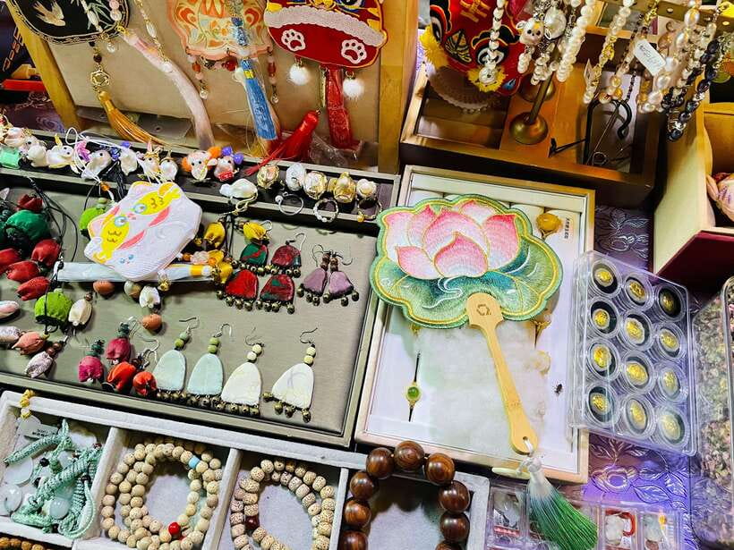 Night Market Haggling Adventure with an English Guide! - How the English Guide Makes Haggling Work (Not Just Talk)