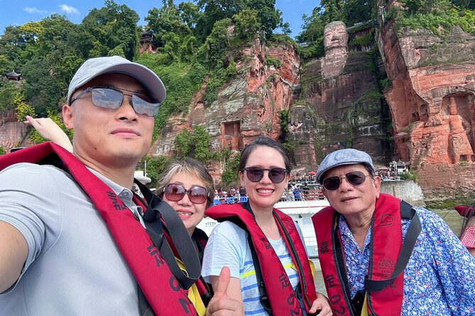 Panda and Leshan Buddha Private Tour - Guide quality in a day like this