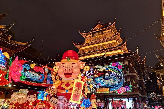 Private Evening Tour: VIP Huangpu River Cruise and Shanghai Lights - Guides, photo help, and why the vibe matters