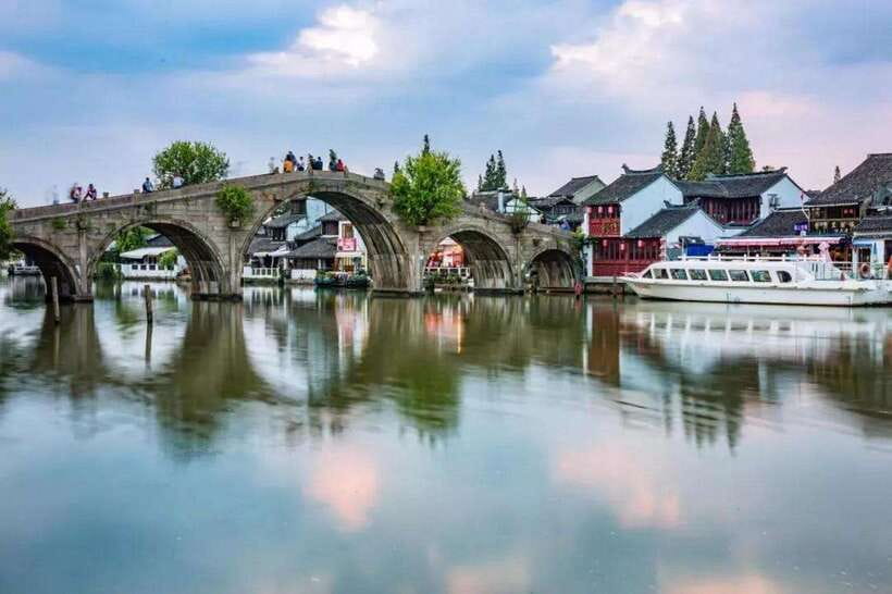 Private Tour:Zhujiajiao Water Town by German-Speaking Guide - German-speaking guides like Guo, Sarah, and Frederic, and why language changes the day