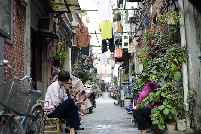 Secret Noodle and Wonton in Shanghai Alleyways with Local Beer - Former French Concession at lunchtime: office people and everyday rituals