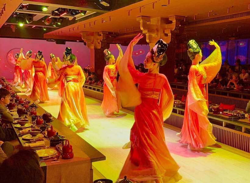 Shanghai Guided Royal Banquet Photo (Incl) with Massage Opt - A 3-hour royal banquet show, built for photos and understanding
