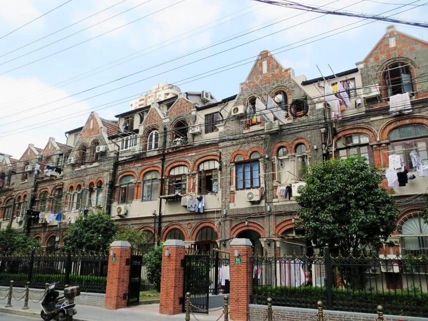 Shanghai: Jewish Ghetto and Shanghai Bund Private Tour - Peace Hotel on the Bund, plus old and new skyline views