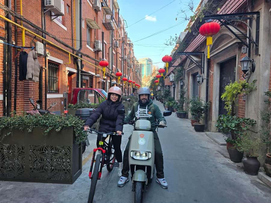 Shanghai Must-See and Foodie Test Bike Tour( Day & Night) - Guides make or break a bike tour, and this one has standouts