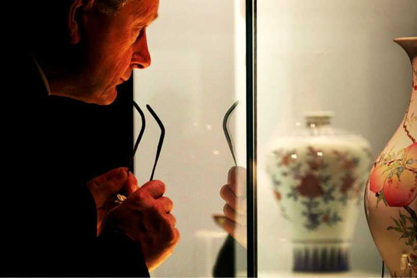 Shanghai: Private Tour of the Shanghai Museum - Ceramics Gallery: porcelain evolution and why blue-and-white gets attention