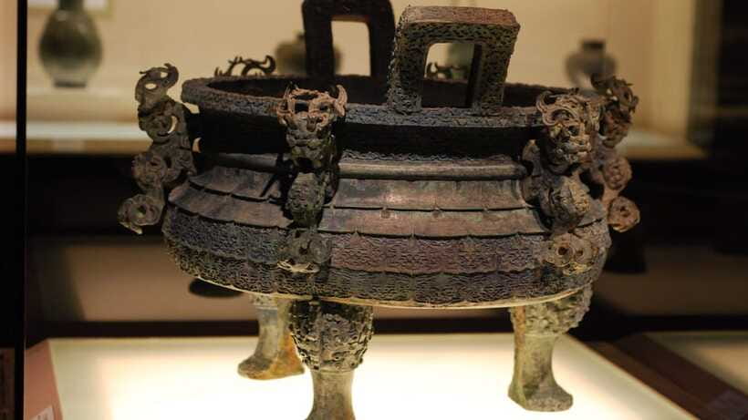 Shanghai: Private Tour of the Shanghai Museum - Jade Gallery: symbolism beyond the sparkle