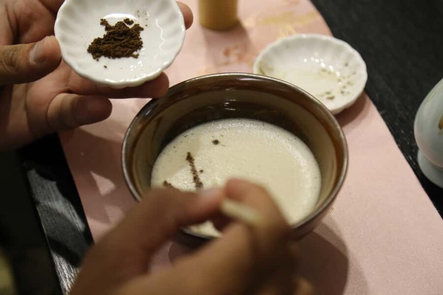 Shanghai: Song Dynasty Tea Ceremony Experience - Whisking powdered tea: the technique that creates the foam