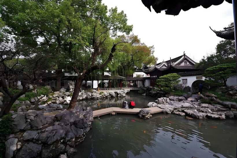 Shanghai: Yu Garden Ticket+Lantern Festival Entry combo - Small group energy and subway access, how that affects your day