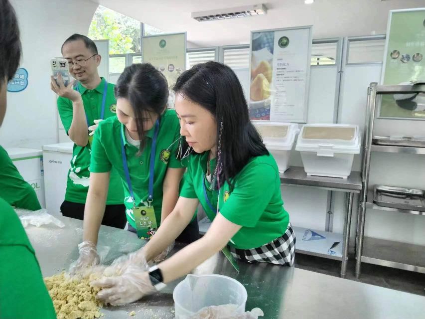 Sichuan: Big Panda Volunteer Day tour - The Real Star: Keeper-Style Volunteer Work with Giant and Red Pandas