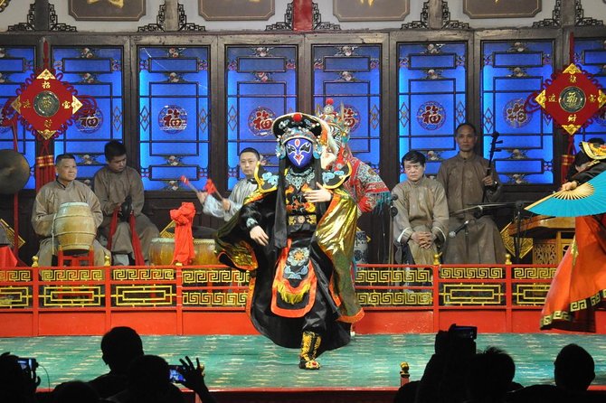 Sichuan Culture Opera Show in Chengdu - The on-stage highlights: face changing, fire spitting, puppets, and more