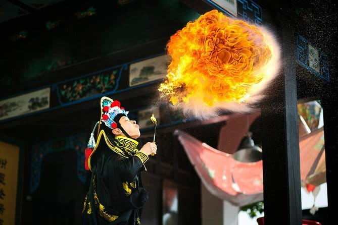 Sichuan Opera with face-changing at Sichuan opera theater - Face-changing on stage: why it feels different live than online