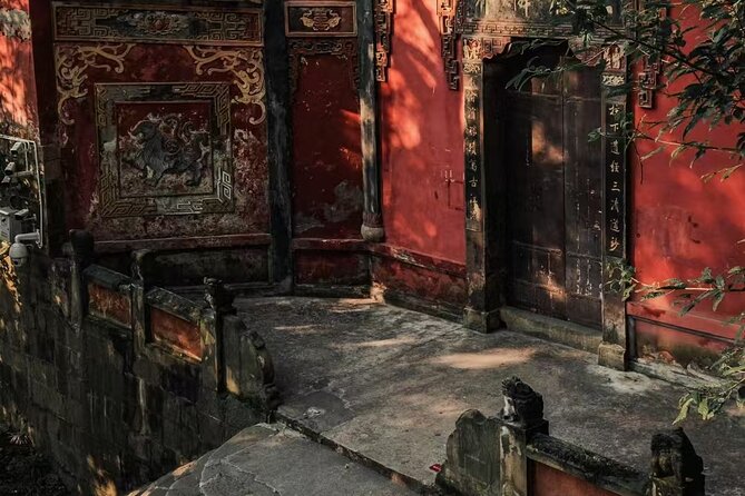 True Taste of Chongqing: Offbeat Walks & Hotpot in One Day - Laojun Cave at Laojundong: Taoism in a Cliffside Setting