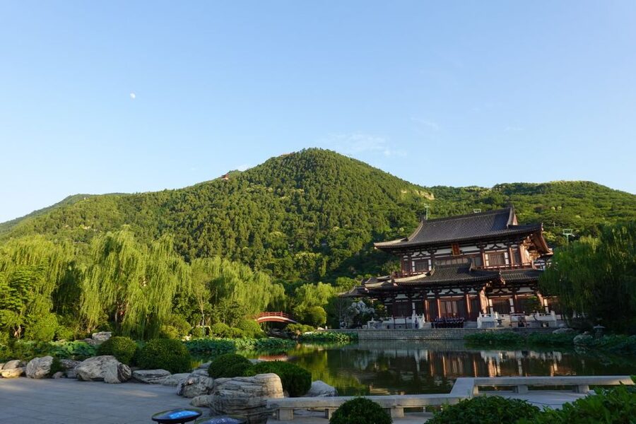 Xi'an: Guided Day Tour to Huaqing Palace & Terracotta Army - Huaqing Palace and Mt. Lishan: emperors, towers, and a famous modern twist