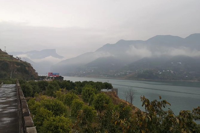 Yangtze River Cruise from Chongqing to Yichang Downstream in 4 Days 3 Nights - Boarding at Chongqing Chaotianmen Wharf: Your First River Moment