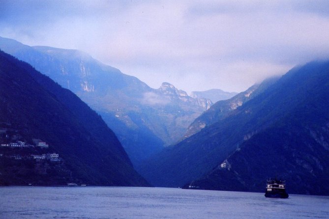 Yangtze River Cruise from Chongqing to Yichang Downstream in 4 Days 3 Nights - Day 3 Gorge Sailing: Qutang Gorge, Wu Gorge, and the Lesser Three Gorges Area