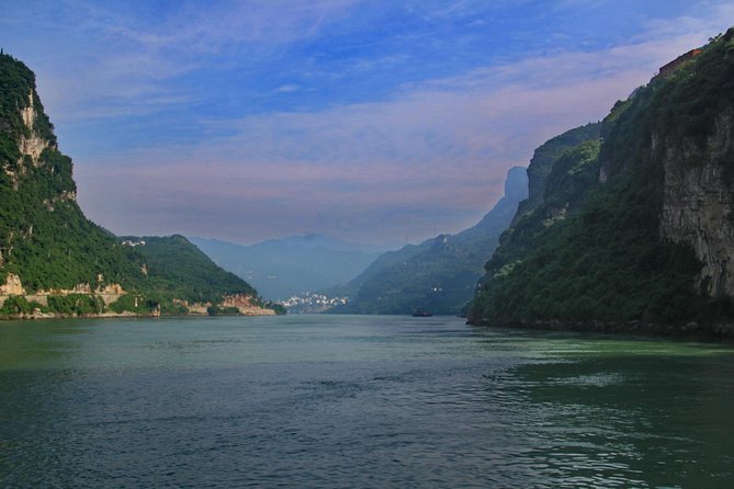 Yangtze River Cruise from Yichang to Chongqing Upstream in 5 Days 4 Nights - Onboard life: cabins, meals, and the ship reality check